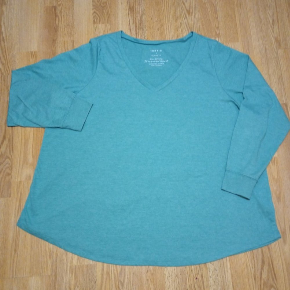 Torrid classic fit V-neck